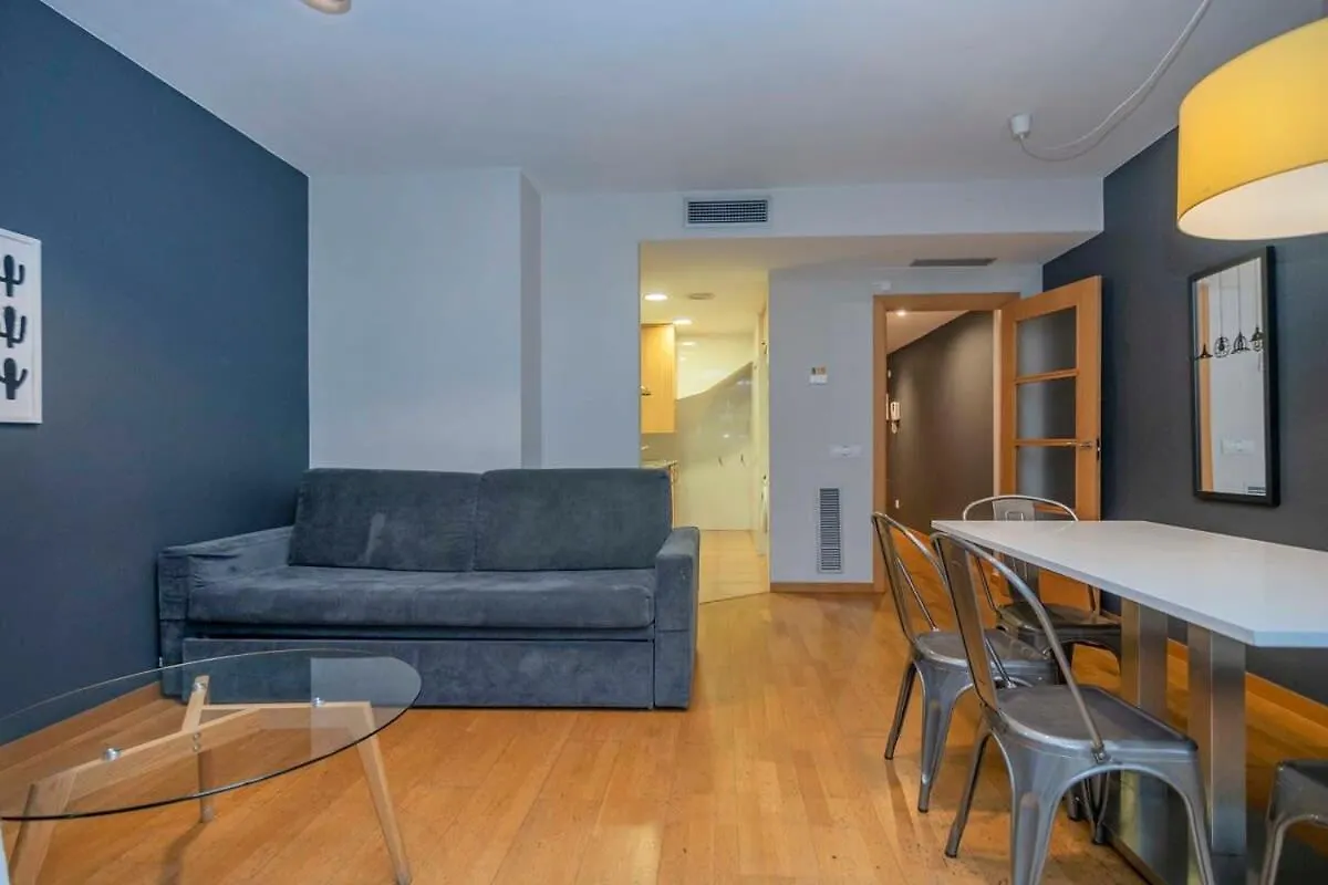 2 Bedroom Duplex Apartment With Balcony 4-3 برشلونة