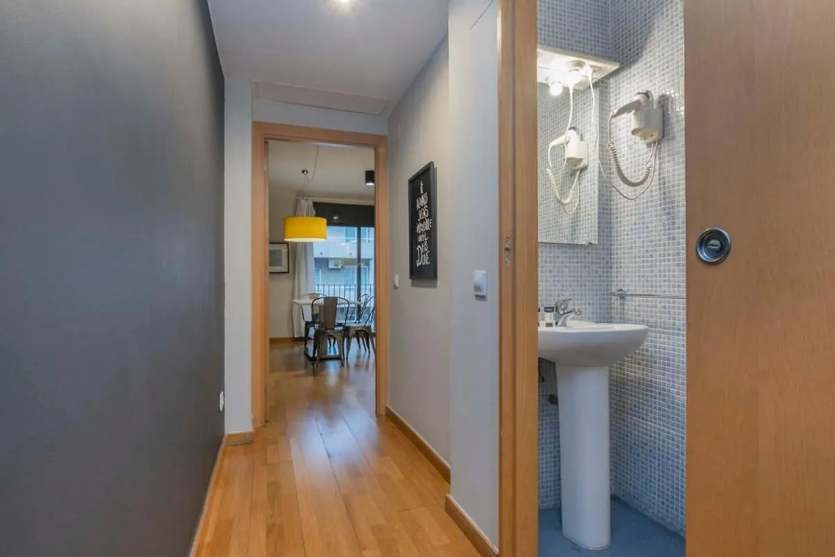 2 Bedroom Duplex Apartment With Balcony 4-3 برشلونة إسبانيا