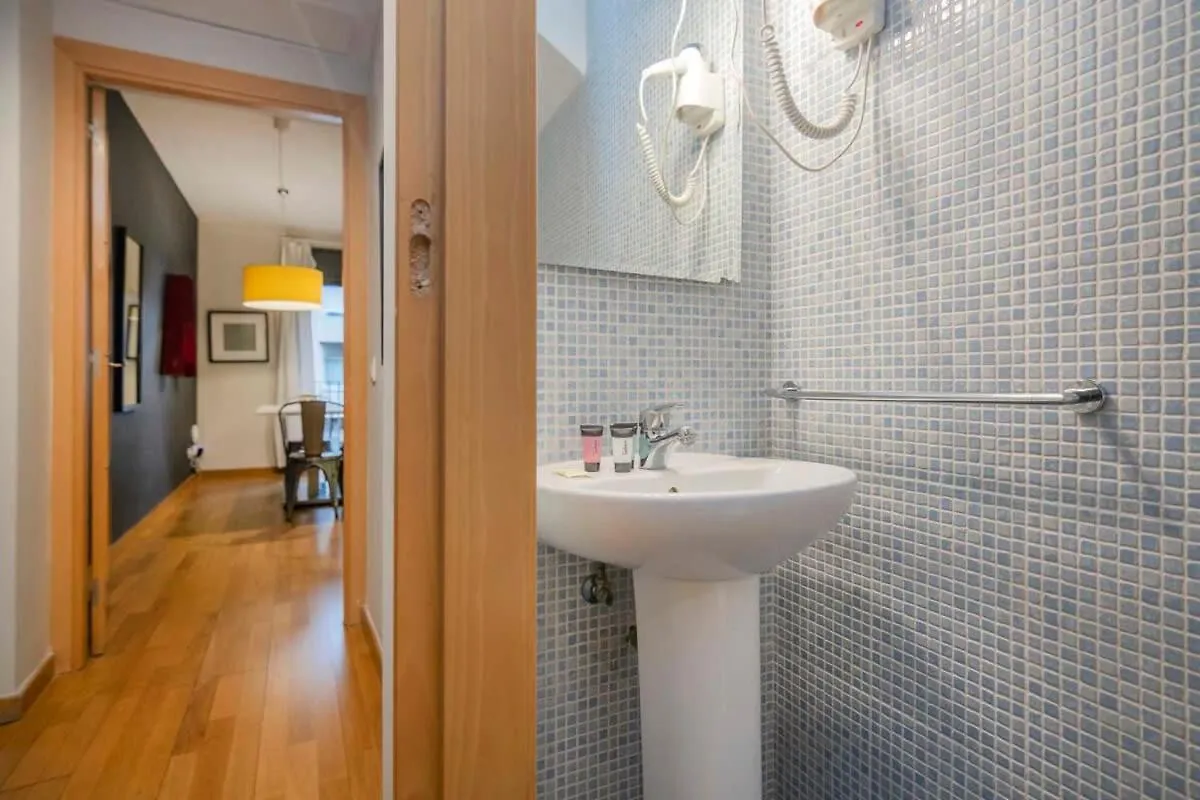 2 Bedroom Duplex Apartment With Balcony 4-3 برشلونة إسبانيا