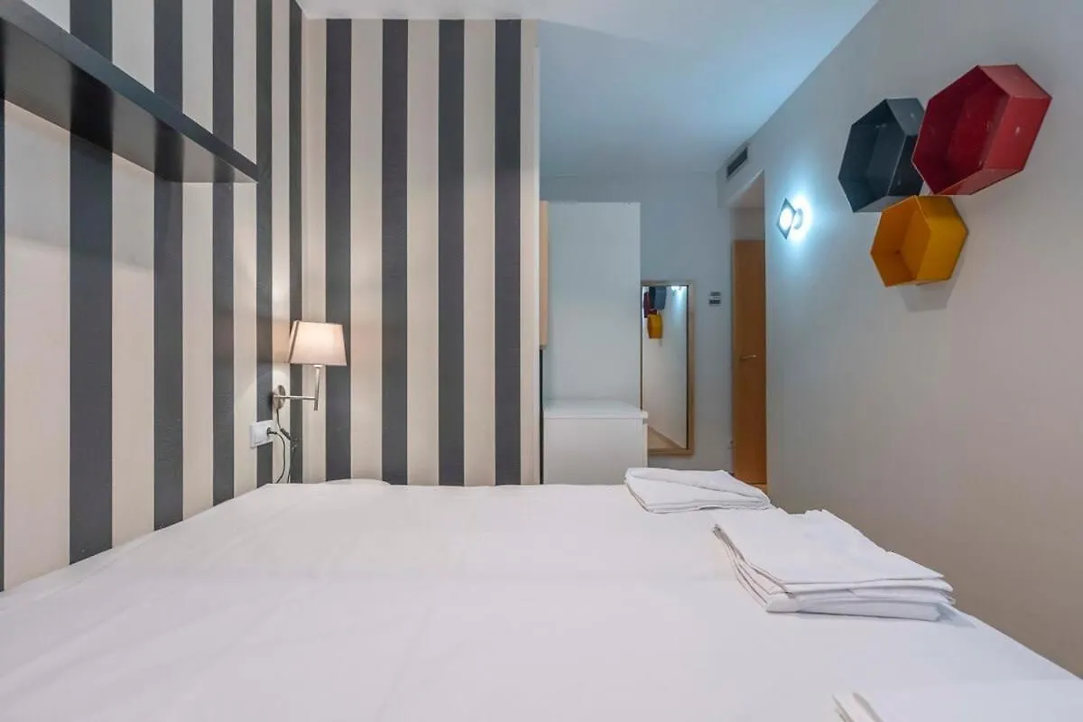 2 Bedroom Duplex Apartment With Balcony 4-3 برشلونة إسبانيا